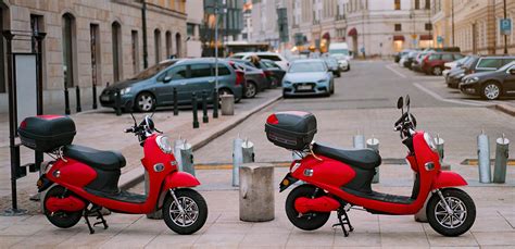 Aparcar La Moto En La Acera Es Legal Especialistas En Seguros De