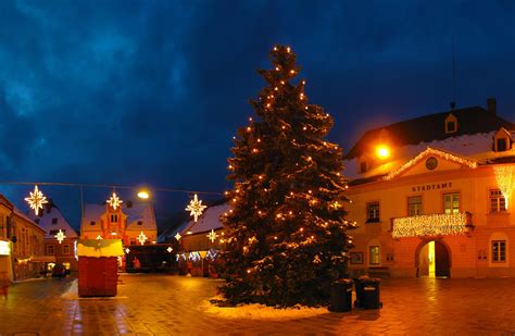 Fondos de pantalla Árbol de Navidad guirnalda calle noche