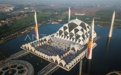 SALAT IDUL FITRI DI MASJID RAYA AL JABBAR ANTARA Foto