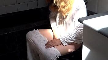 Ma femme latina et poilue pissent après avoir baisé des chattes poilues XVIDEOS