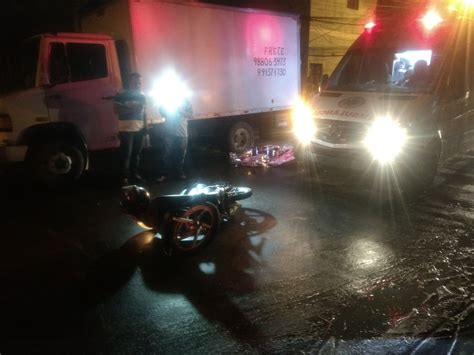 Motociclista morre ao colidir em porta de veículo e depois traseira de