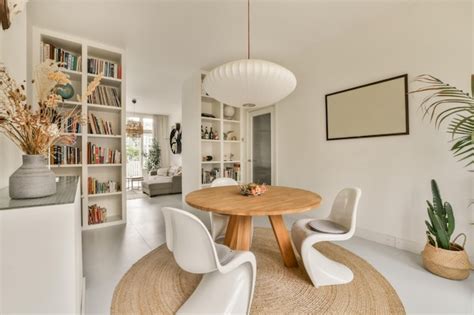 Un Comedor Con Una Mesa De Madera Y Sillas Blancas Foto Premium