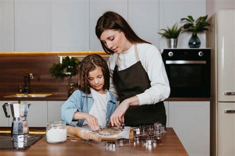 M E E Filha Cozinhando Juntas Na Cozinha Foto Gr Tis