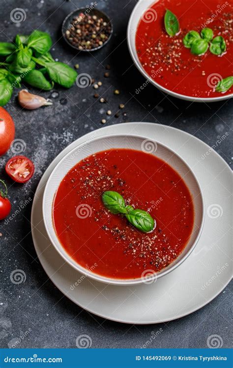 Gazpacho Frio Espanhol Tradicional Da Sopa Do Tomate Em Uma Bacia