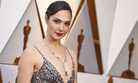 Gal Gadot Sigue A Dua Lipa Y Deslumbra Con Minivestido Ne N Para El Verano