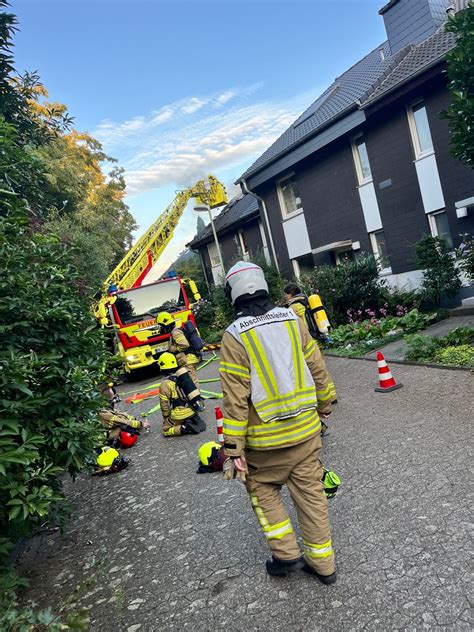 Fw Ratingen Dachstuhlbrand In Reihenhaus Bergriff Auf Nachbargeb Ude