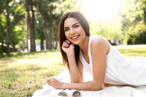 Hermosa Joven Tomando El Sol En El Parque Foto Premium