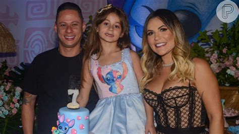 Filha de Deolane Bezerra ganha festa temática e usa vestido de luxo em