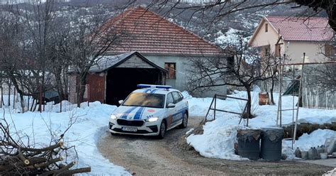 Monstruma Sa Cetinja Opkolilo Policajaca Mup Se Hitno Oglasio