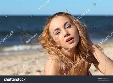 Portrait Happy Sexy Girl Pink Bikini Foto Stok 324697103 Shutterstock