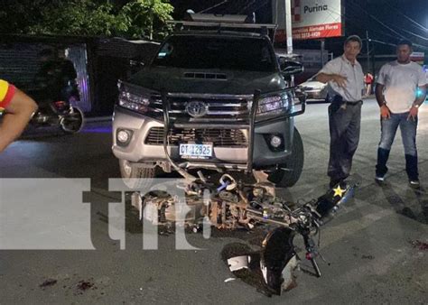 Colisión entre una motocicleta y una camioneta deja dos lesionados en