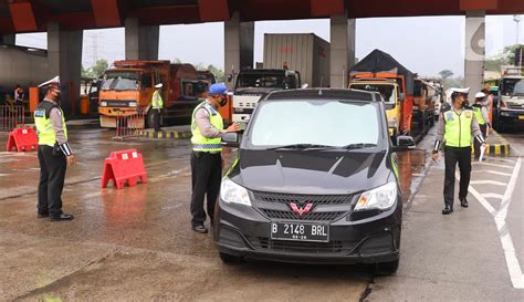 FOTO Polisi Putar Balikkan Kendaraan Yang Nekat Mudik Di Gerbang Tol