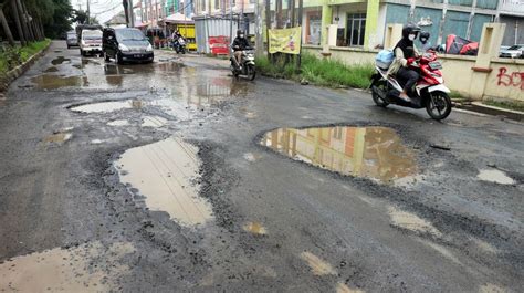 Protes Warga Di Kisaran Mandi Dan Cuci Motor Di Jalan Rusak Kolom Desa