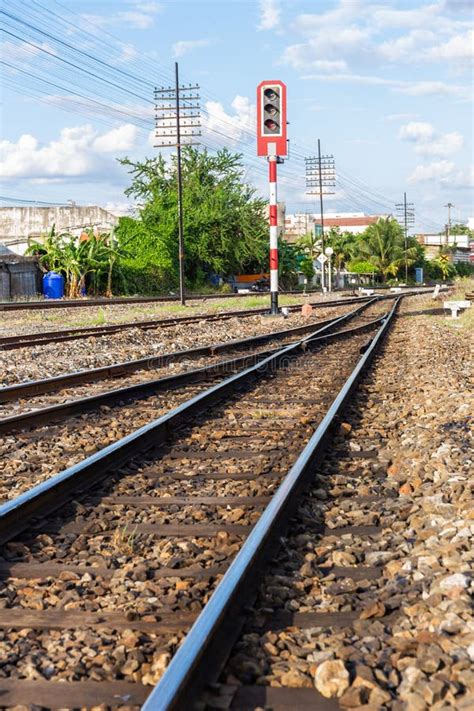 Eisenbahngleise Mit Ampeln Auf Dem Lande Stockbild Bild Von Reise