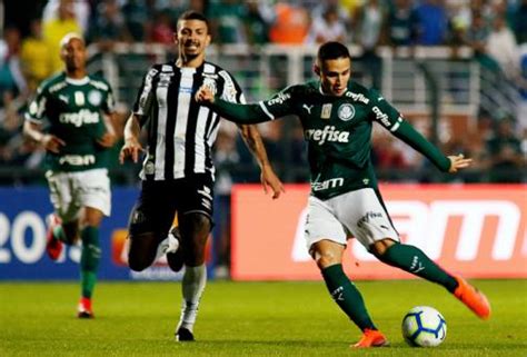 Autor de um dos gols em goleada Raphael Veiga comemora sequência LANCE