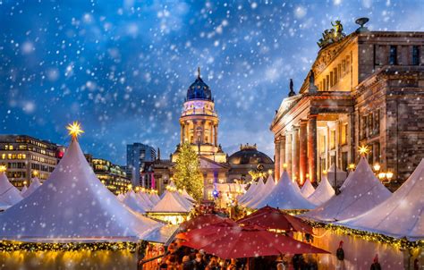 Traditional German Christmas market at the Gendarmenmarkt square in ...