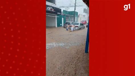 Vídeo Chuva alaga ruas e residências no município de Cícero Dantas na