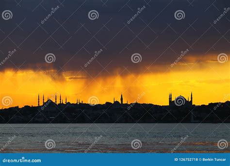 Silueta De Estambul En La Puesta Del Sol Foto De Archivo Imagen De