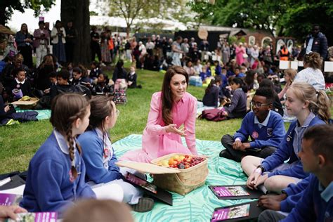 Kate Joins School Pupils For Chelsea Flower Shows