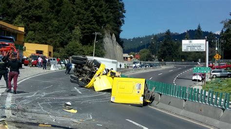 Chofer de tráiler muere prensado tras volcadura en la carretera México