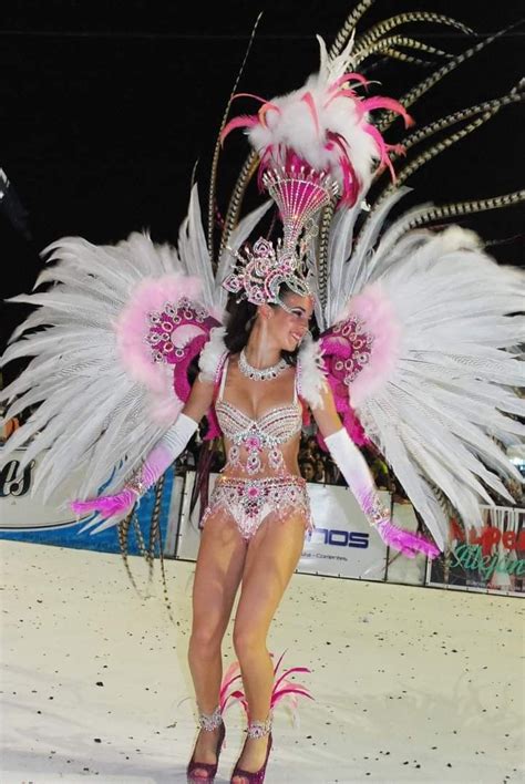 Pin De Amaka Ukachukwu En Costume Trajes De Carnaval Ropa De Danza