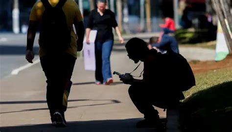 Um Em Cada Cinco Jovens Brasileiros Entre E Anos N O Estuda Nem