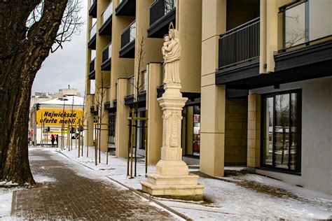 Zabytkowa Figura Wr Ci A Na Ciegiennego Obok Nowoczesnej Inwestycji