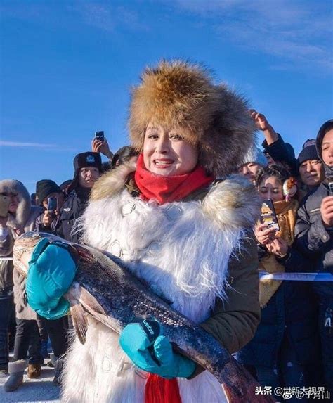 趙本山小姨子「謝大腳」一身皮草 零下40攝氏度冰上抱「大魚」 每日頭條