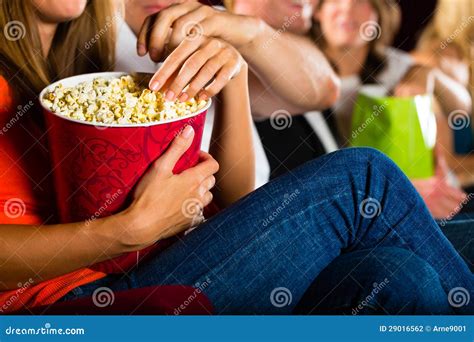 Meisje Die Popcorn In Bioskoop Of Bioscoop Eten Stock Foto Image Of