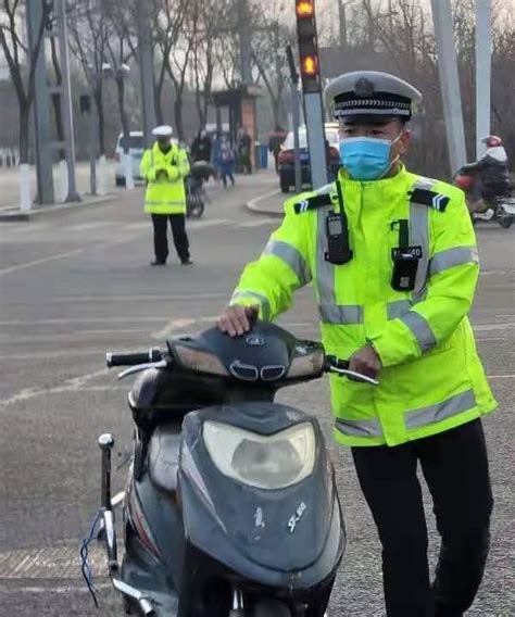 大同市交警六大队持续开展电动车未佩戴安全头盔违法行为整治行动