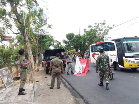 Bendera Merah Putih Berlogo Pkb Akhirnya Diturunkan Paksa Oleh Aparat