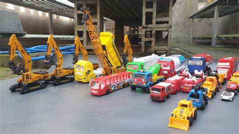 Menemukan Mainan Mobil Truk Tangki Bulldozer Truck Molen Loader Crane