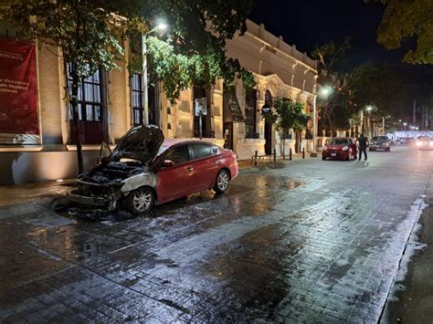 Se quema automóvil en pleno centro de la ciudad de Culiacán Línea Directa