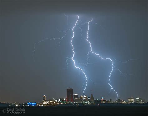 photographer captures amazing lightning photo  buffalo sweet buffalo
