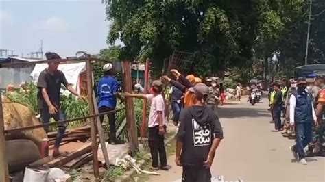 Cegah Banjir Di Jaktim Petugas Gabungan Bongkar Bangunan Liar Di Atas