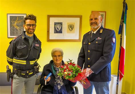 Va Da Un Anziana Spacciandosi Per Dottoressa Enne Fa Arrestare