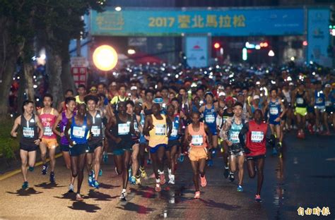 路跑》台北馬拉松低溫起跑 「最速男」楊俊瀚揮手暖心加油 自由體育