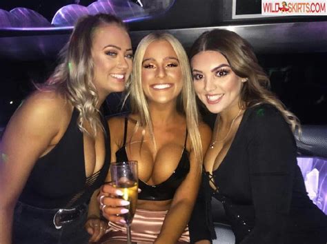 Cassie And Chloe Roberts Nude Leaked Photo