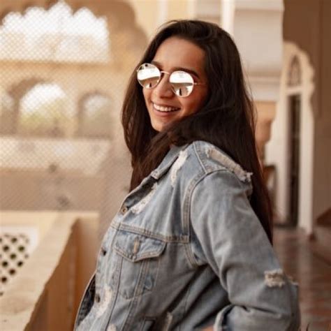 பன கழததல டடடதனஷ பட நடகயன கவரசச அடரசடட Sanjana natarajan hot photos