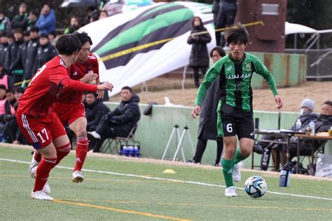 4番目の画像 【写真】大社高（赤）と広島皆実高（緑×黒）、高川学園高（水色）とガイナーレ鳥取u 18（緑）が対戦したプリンスリーグ中国