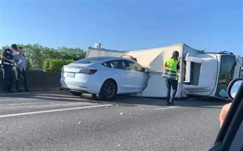 特斯拉model 3又发生事故，撞上侧翻的卡车 维科号