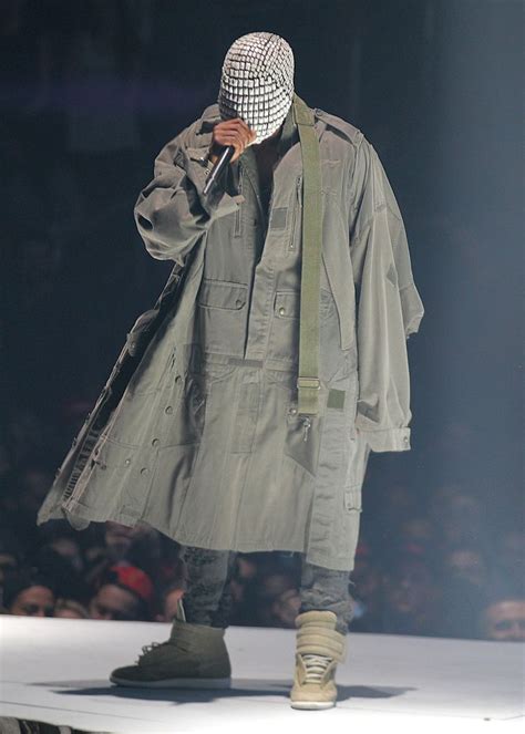 Kanye West Performing For Opening Night Of The Yeezus Tour At Barclay Center 3 Estilos De