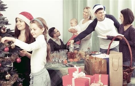 Familia Grande Que Celebra Navidad Fotos De Stock Fotos Libres De