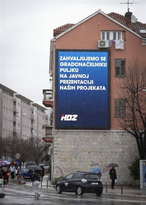 Slobodna Dalmacija Rat Plakatima U Splitu HDZ Upalio Ekrane I