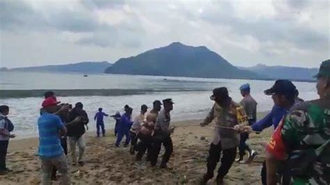 Empat Wisatawan Asal Kediri Terseret Ombak Pantai Prigi Trenggalek