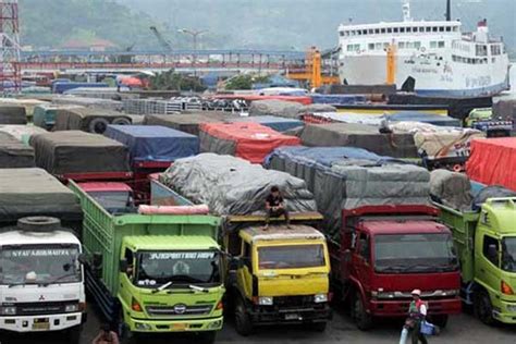 Pelabuhan Merak Padat Kendaraan Menuju Penyebarangan Bakauheni