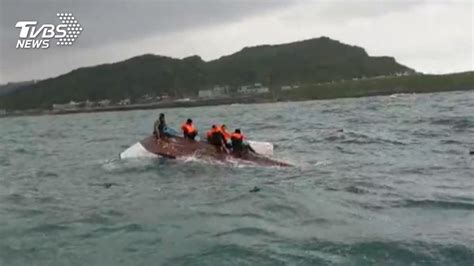 船艙進水遇2米高浪 翻船5釣客落水獲救