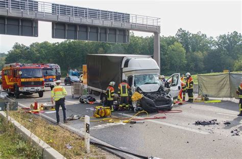 Lkw Unfall Fordert Schwerverletzten A Zeitweise Voll Gesperrt