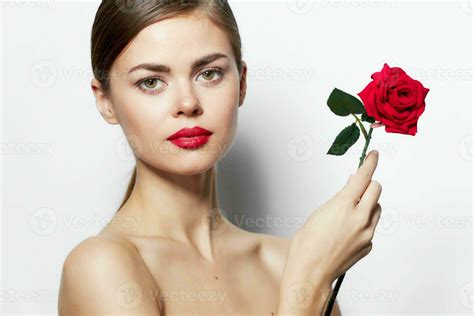 Mujer Con Rojo Atractivo Desnudo Espalda Lujo Mira Flor Rojo Labios