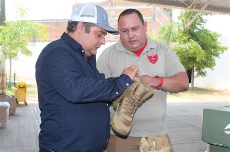 Diario El Volcán Entregan uniformes a Tránsito Seguridad Pública y PC